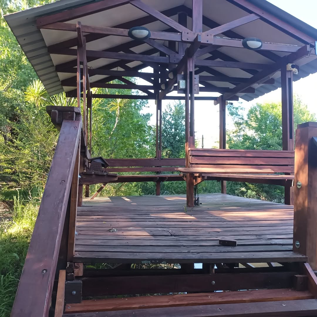 Quincho y deck de madera con cubierta metálica — construcción GYG, GBA