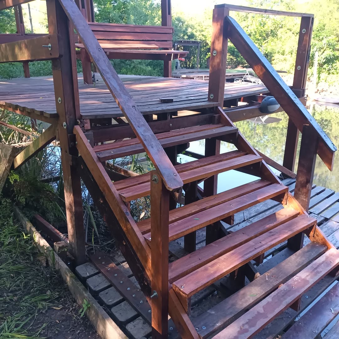 Pasarela y escalera en madera dura para deck exterior — construcción GYG, Buenos Aires