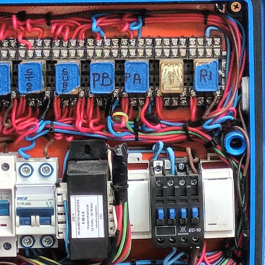 Tablero eléctrico con módulos cableados y puesta a tierra — electricidad GYG, GBA
